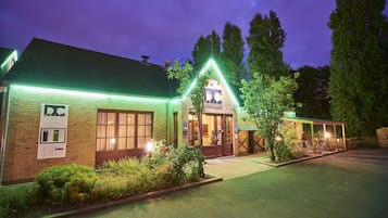 Voorkant accommodatie - avond/nacht