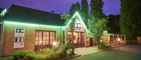 Depan hartanah - siang/malam