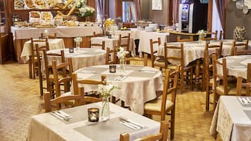 Dagelijks continentaal ontbijt (EUR 16.5 per persoon)