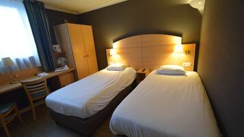 Een bureau, een laptopwerkplek, verduisterende gordijnen