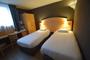 مكتب ومساحة عمل للكمبيوتر المحمول وستائر تعتيم وتجهيزات عازلة للصوت