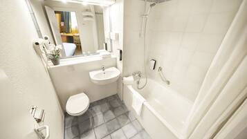 Een bad/douchecombinatie, gratis toiletartikelen, een haardroger