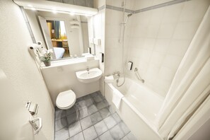 Combined shower/tub, free toiletries, hair dryer, towels - DC Sleep & Go Brussels West (Drogenbos)
