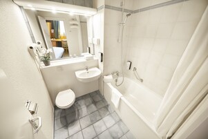Ducha y bañera combinadas y artículos de higiene personal gratuitos