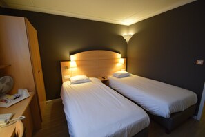 مكتب ومساحة عمل للكمبيوتر المحمول وستائر تعتيم وتجهيزات عازلة للصوت