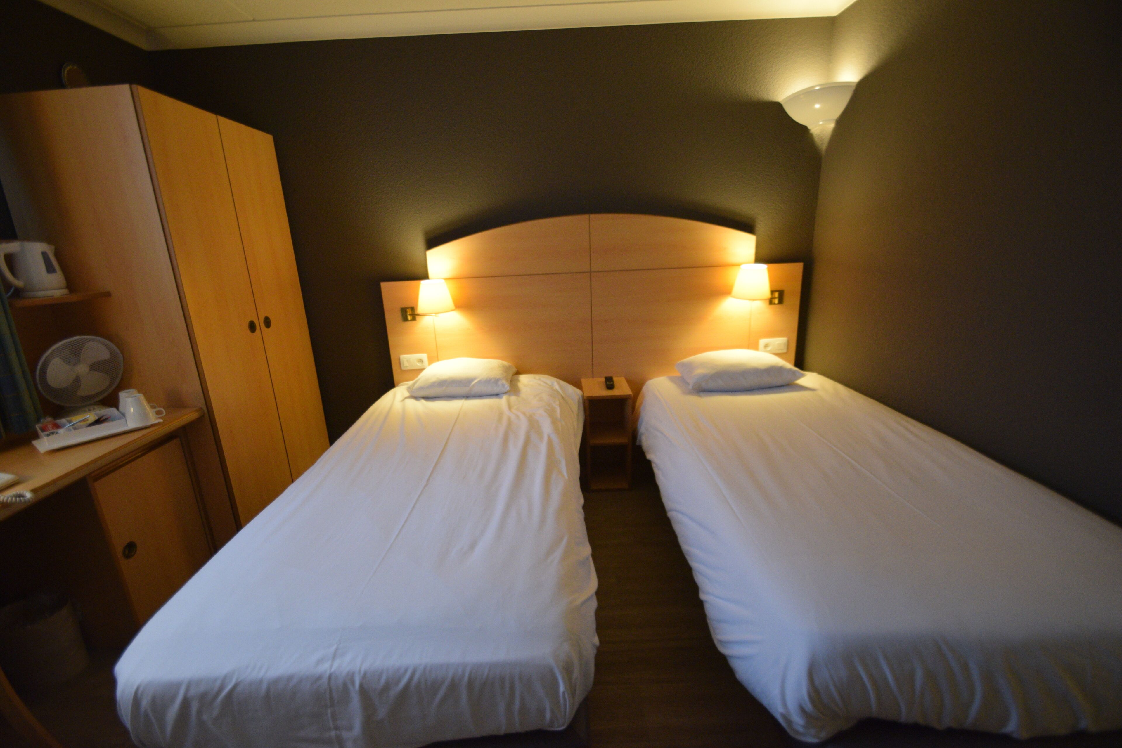 Executive Twin kamer | Een bureau, een laptopwerkplek, verduisterende gordijnen