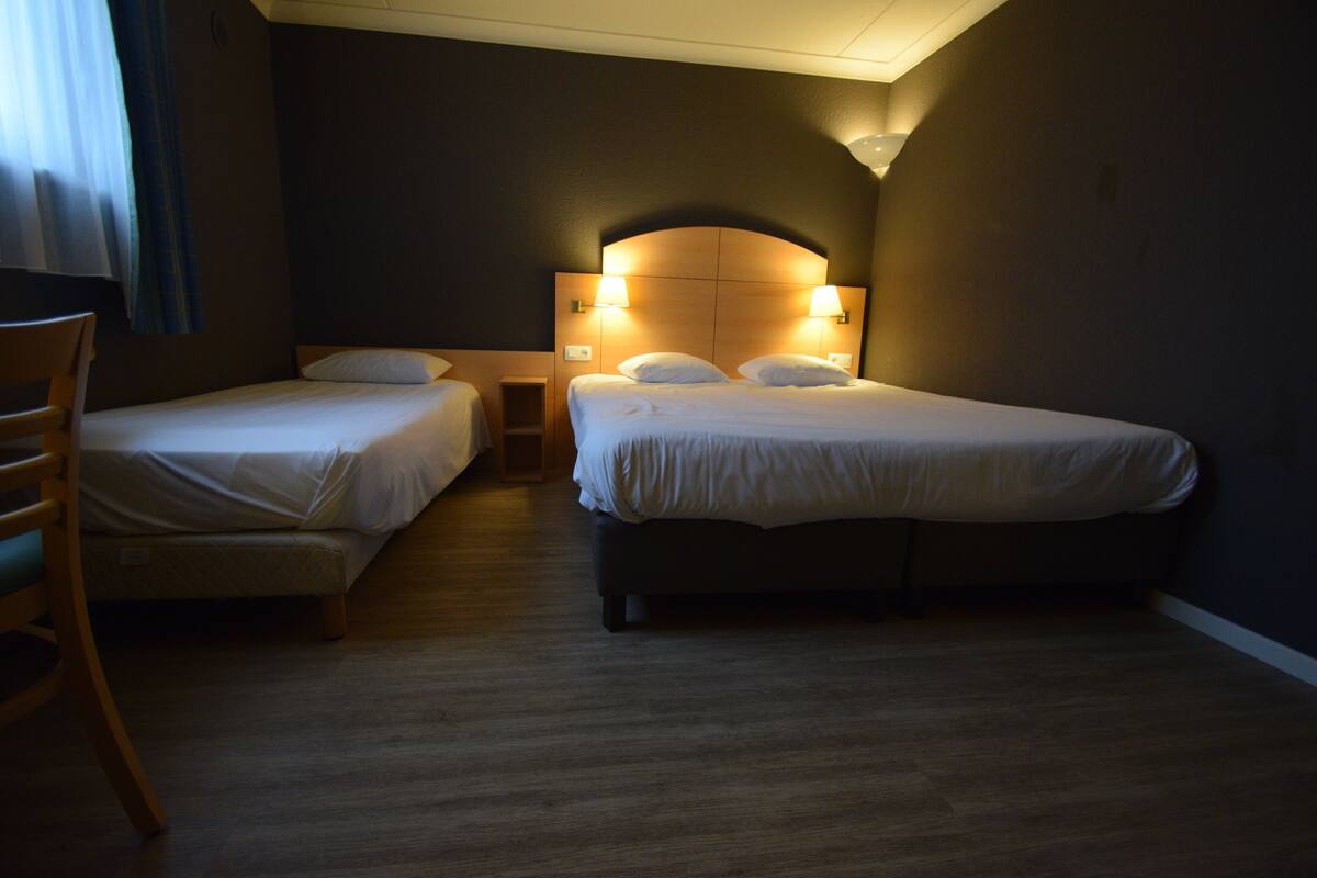 Comfort kamer | Een bureau, een laptopwerkplek, verduisterende gordijnen