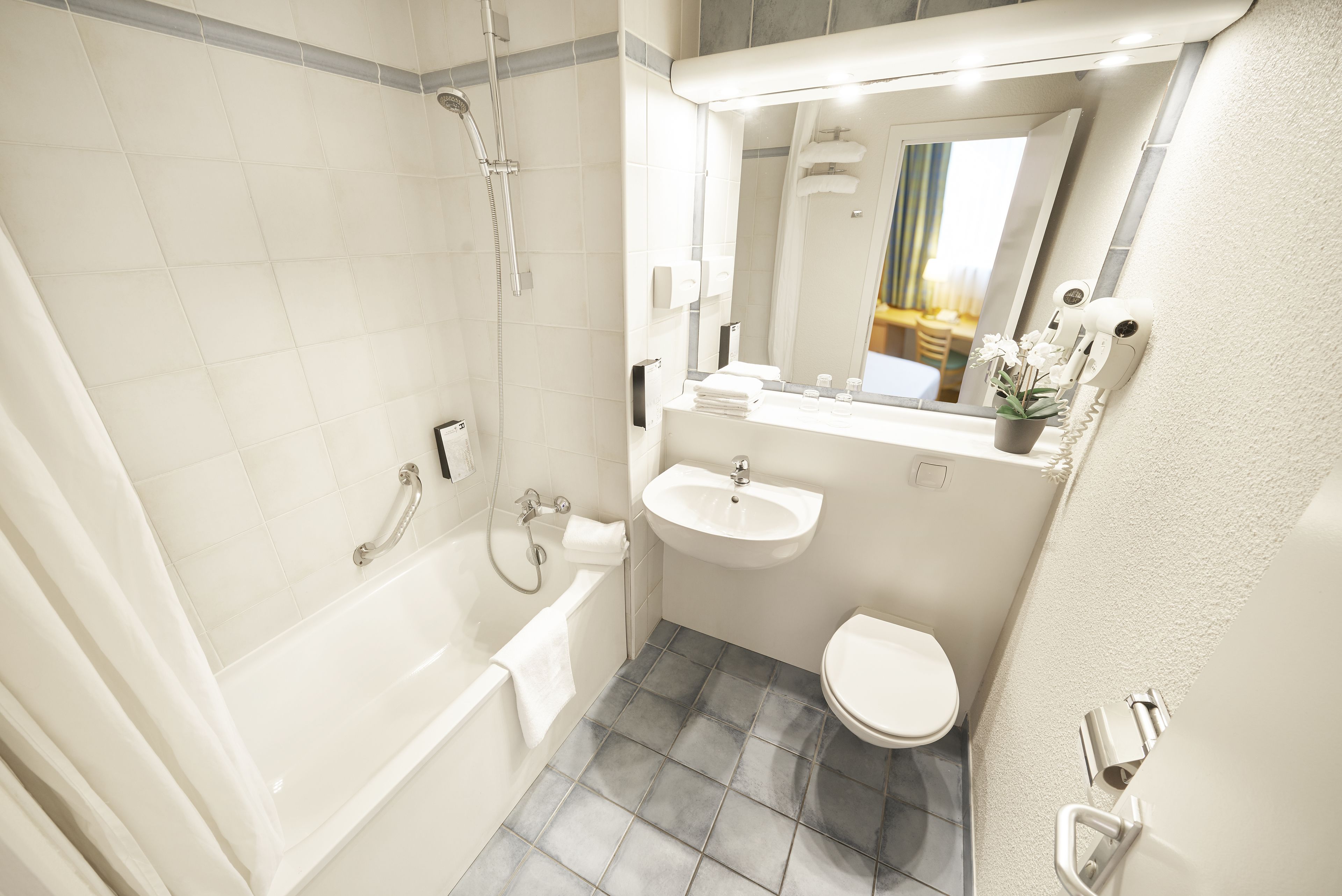 combined shower/bathtub, free toiletries, hair dryer, towels