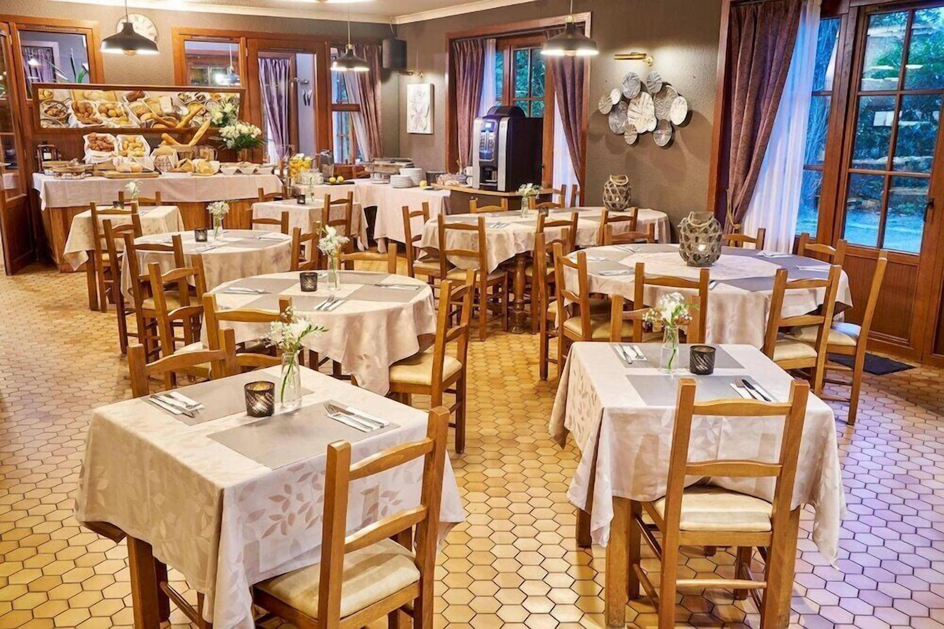 Serveert ontbijt, lunch en diner