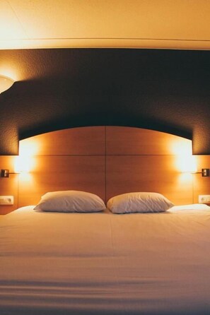 Habitación doble ejecutiva (With daily cleaning) | Escritorio, espacio para trabajar con laptop y cortinas blackout 