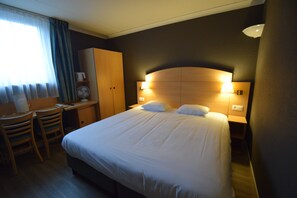 Escritorio, espacio para trabajar con laptop y cortinas blackout 