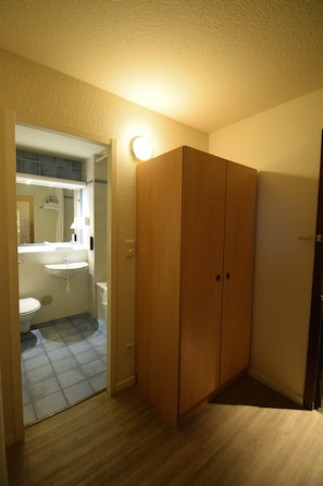 Triple Room | Desk, laptop workspace, blackout drapes, iron/ironing board - DC Sleep & Go Brussels West (Drogenbos)