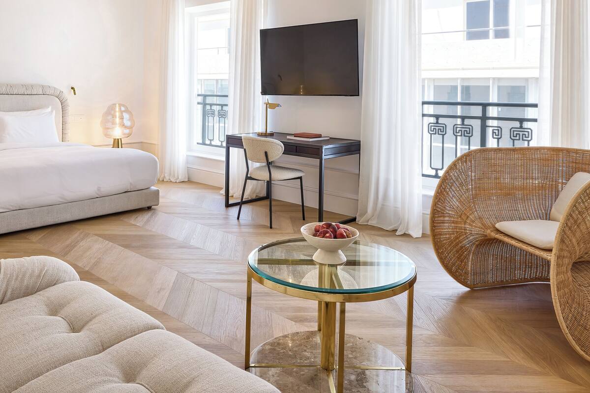 Deluxe Apartment | Premium bedding, minibar, in-room safe, blackout drapes