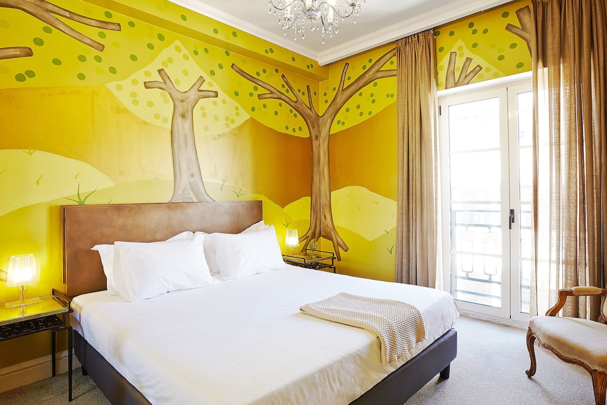 Familiekamer (Graffiti) | Luxe beddengoed, een minibar, een kluis op de kamer