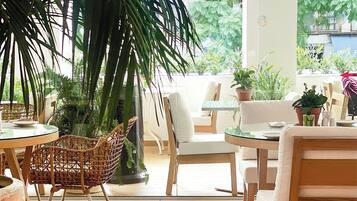 Serveert ontbijt, lunch, diner, Mediterrane gerechten