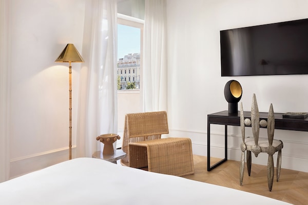 Deluxe Room | Ropa de cama de alta calidad, minibar, caja fuerte y cortinas opacas