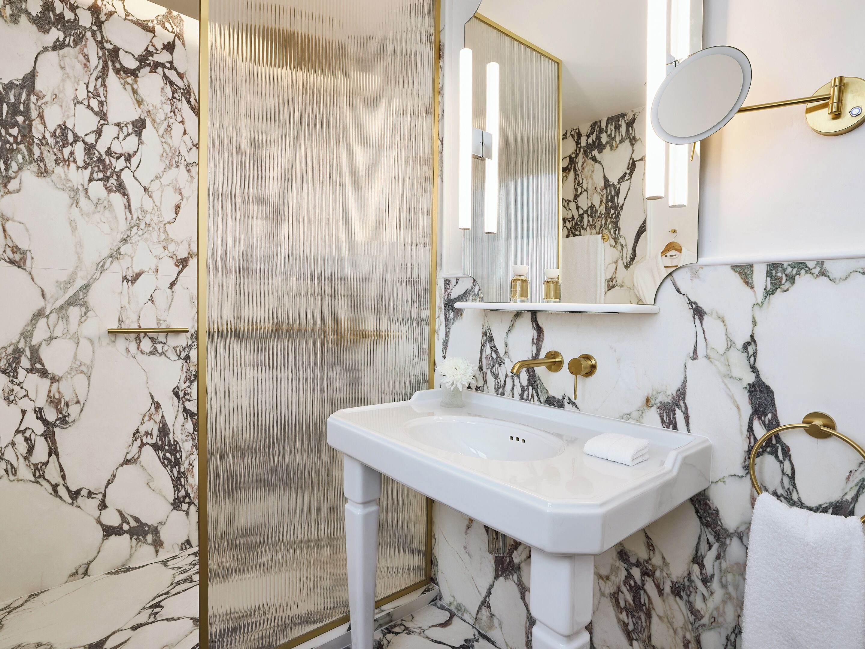 Een douche, gratis toiletartikelen, een haardroger, badjassen