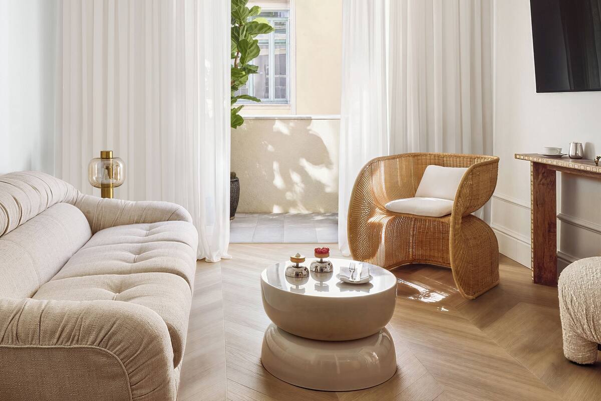 Deluxe 1 Bedroom Suite | Premium bedding, minibar, in-room safe, blackout drapes