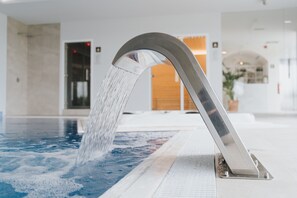 Indoor pool, seasonal outdoor pool, pool umbrellas, pool loungers - Conimbriga Hotel do Paço (Condeixa a Nova)