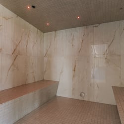 Un sauna, una bañera de hidromasaje, baño turco