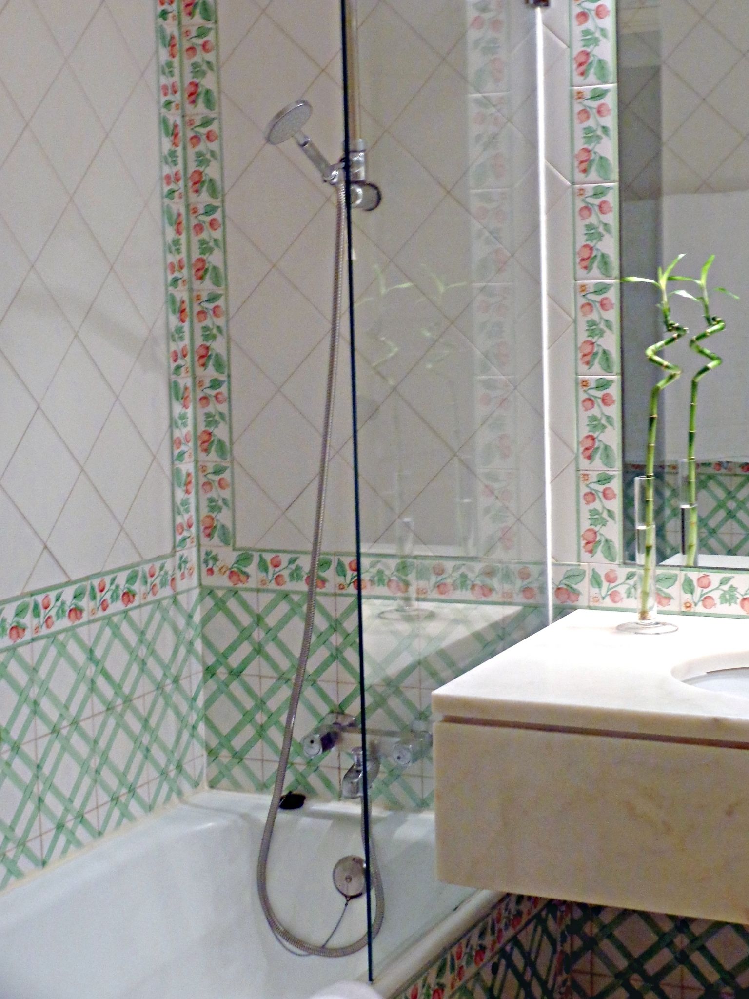 combined shower/bathtub, rainfall showerhead, free toiletries