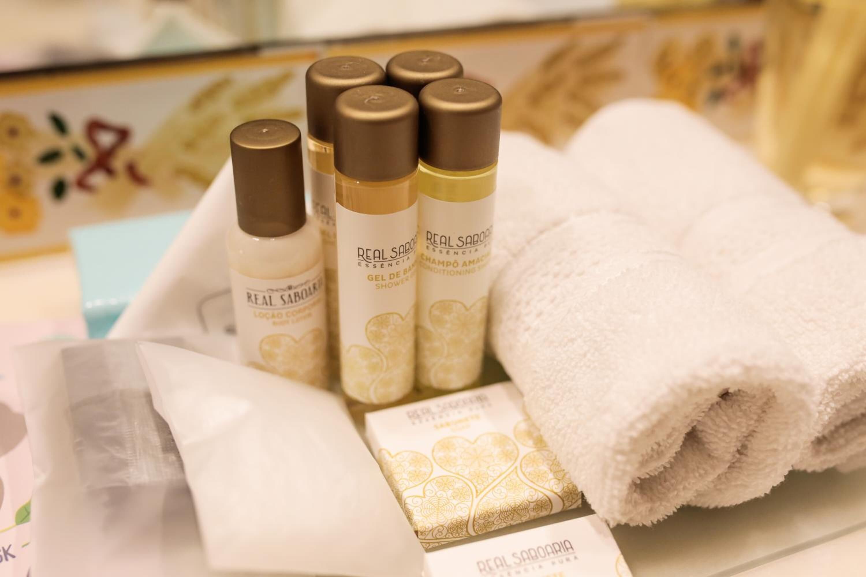 combined shower/bathtub, rainfall showerhead, free toiletries