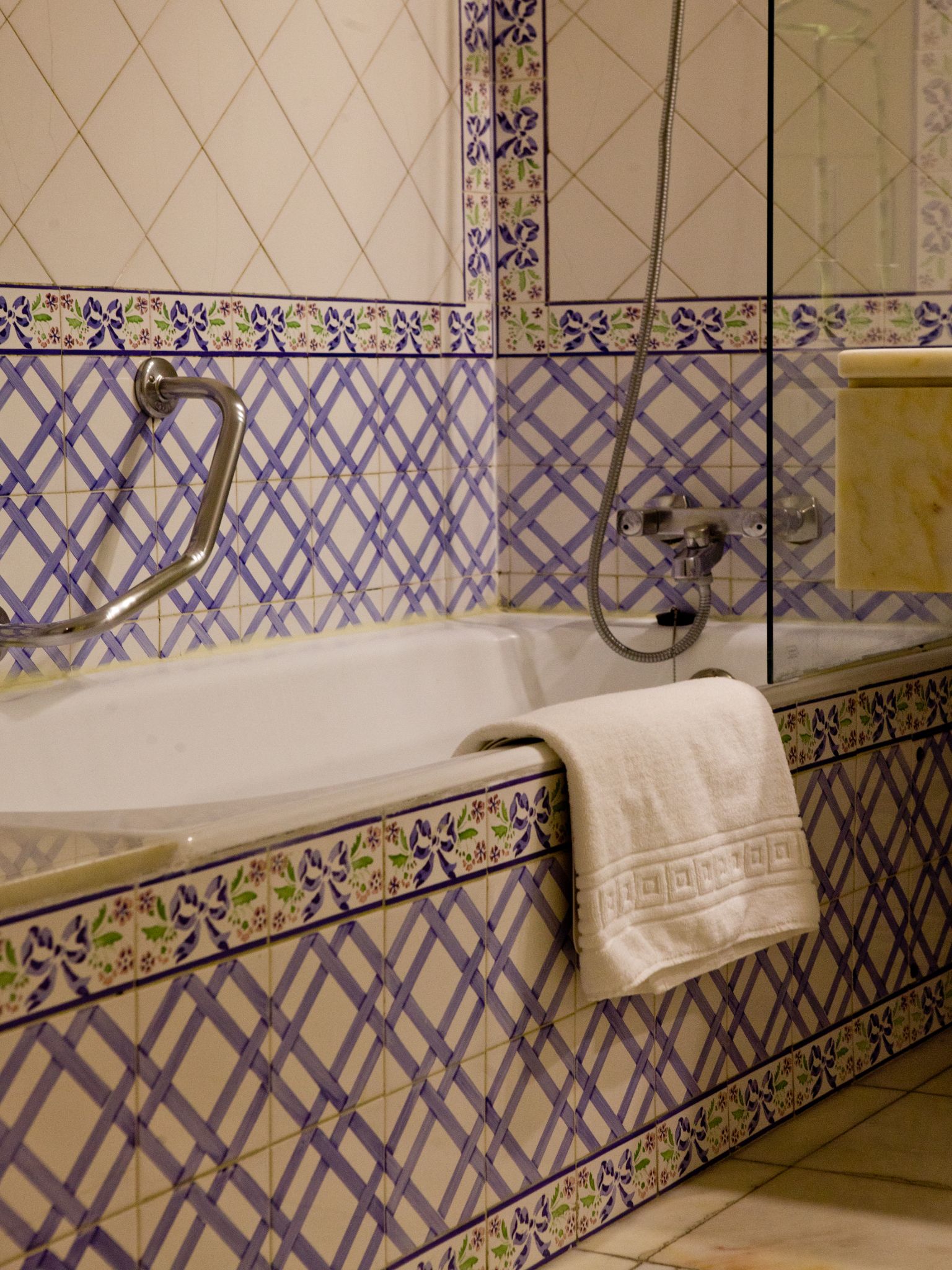 superior room, 2 single beds | bathroom | combined shower/bathtub, rainfall showerhead, free toiletries