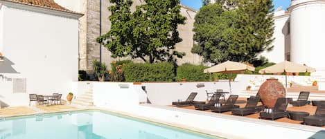 Piscine extérieure, parasols de plage, chaises longues