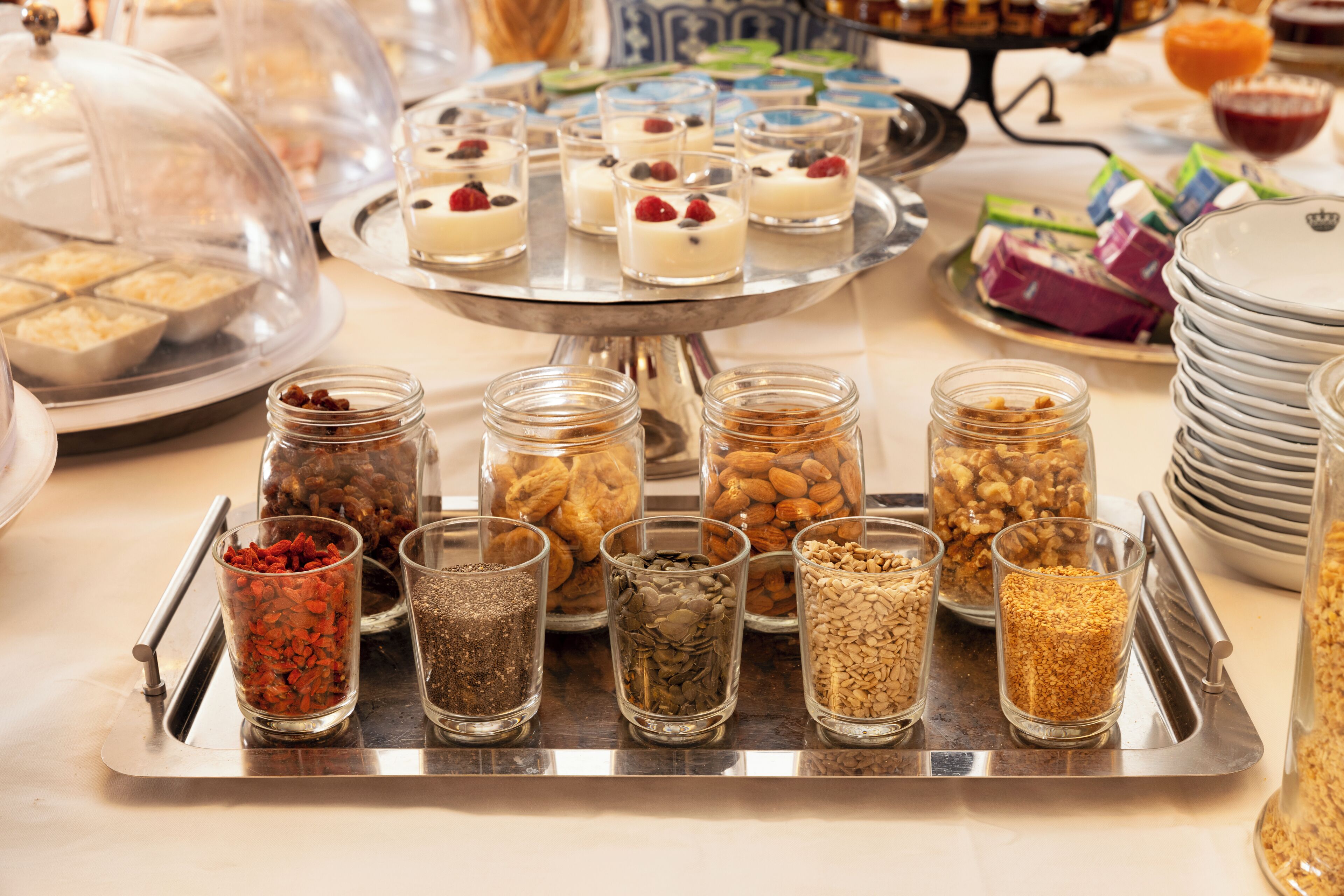 Una mesa de buffet con distintos alimentos y salsas.