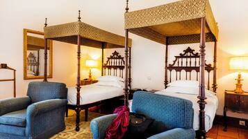 Chambre Supérieure Double ou avec lits jumeaux, vue ville | Minibar, coffres-forts dans les chambres, bureau, rideaux occultants