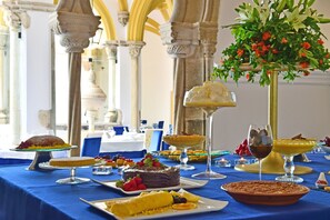 Desayuno buffet diario (EUR 18 por persona)