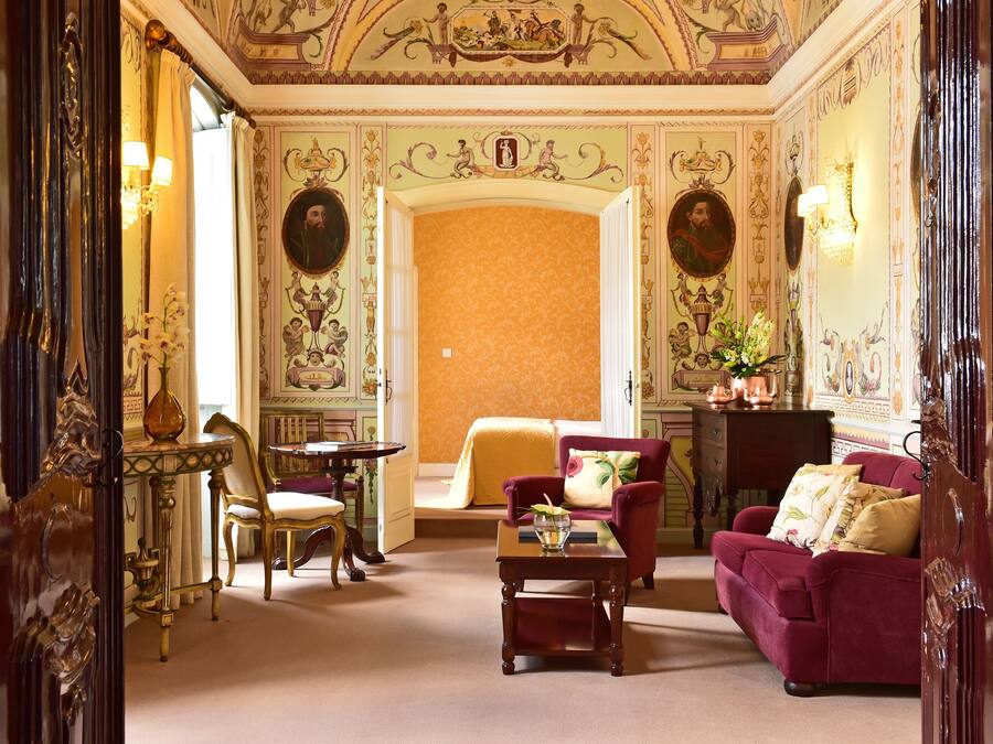 Minibar, caja de seguridad en la habitación y escritorio