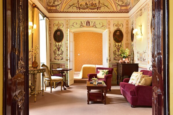 Minibar, caja de seguridad en la habitación y escritorio 