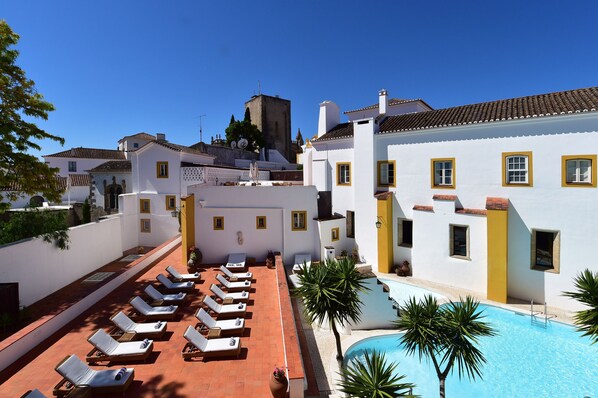Outdoor pool, sun loungers - Pousada Convento de Evora - Historic Hotel (Évora)