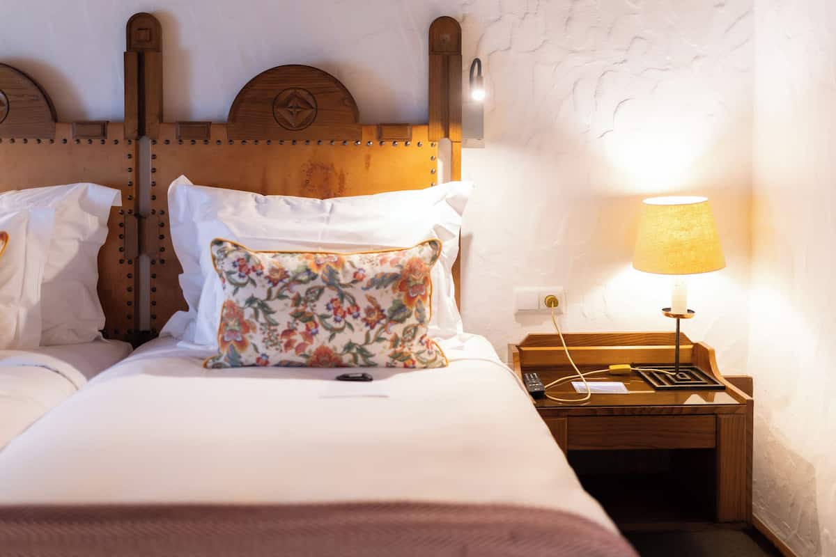 Habitación estándar doble | Ropa de cama hipoalergénica, minibar, caja fuerte