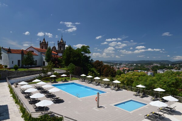 Piscina externa, espreguiçadeiras