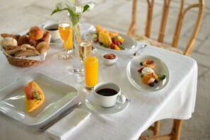 Café da manhã com buffet todos os dias mediante uma taxa