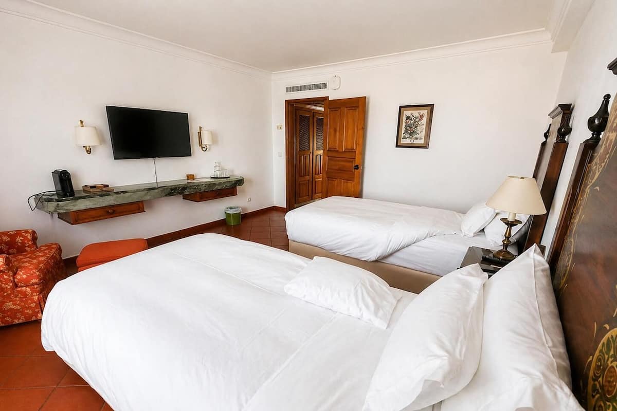 Family room with balcony | ミニバー、セーフティボックス (室内)、デスク、防音設備