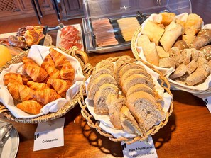 朝食 (セルフサービス)、毎日提供 (無料)