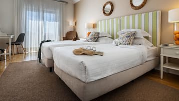 Minibar, coffres-forts dans les chambres, bureau, rideaux occultants