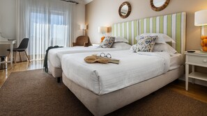 迷你吧、客房内保险箱 、办公桌、遮光窗帘