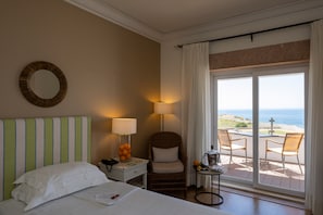 Camera Superior, vista mare (Premium) | Minibar, una cassaforte in camera, una scrivania, tende oscuranti