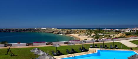 Kolam renang outdoor, dengan payung kolam renang dan kursi berjemur