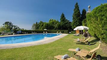 Outdoor pool, sun loungers