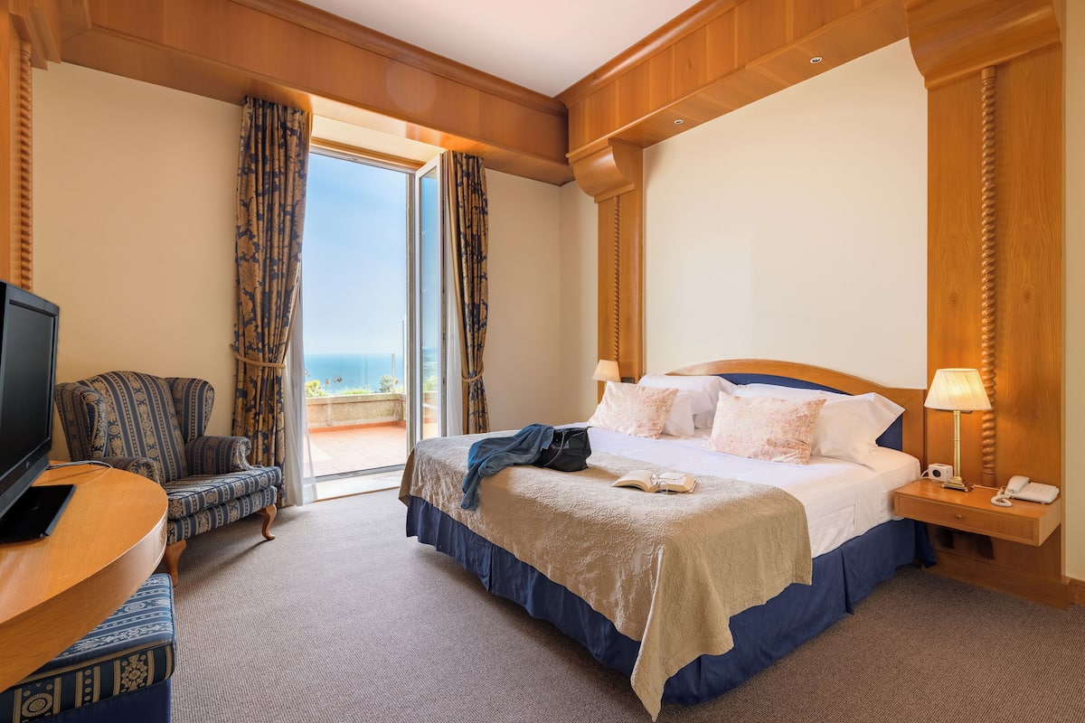 1 slaapkamer, een minibar, een kluis op de kamer, een bureau