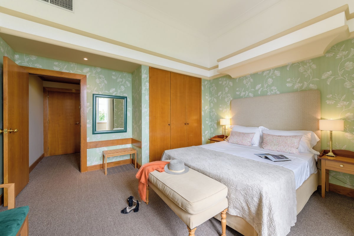1 slaapkamer, een minibar, een kluis op de kamer, een bureau