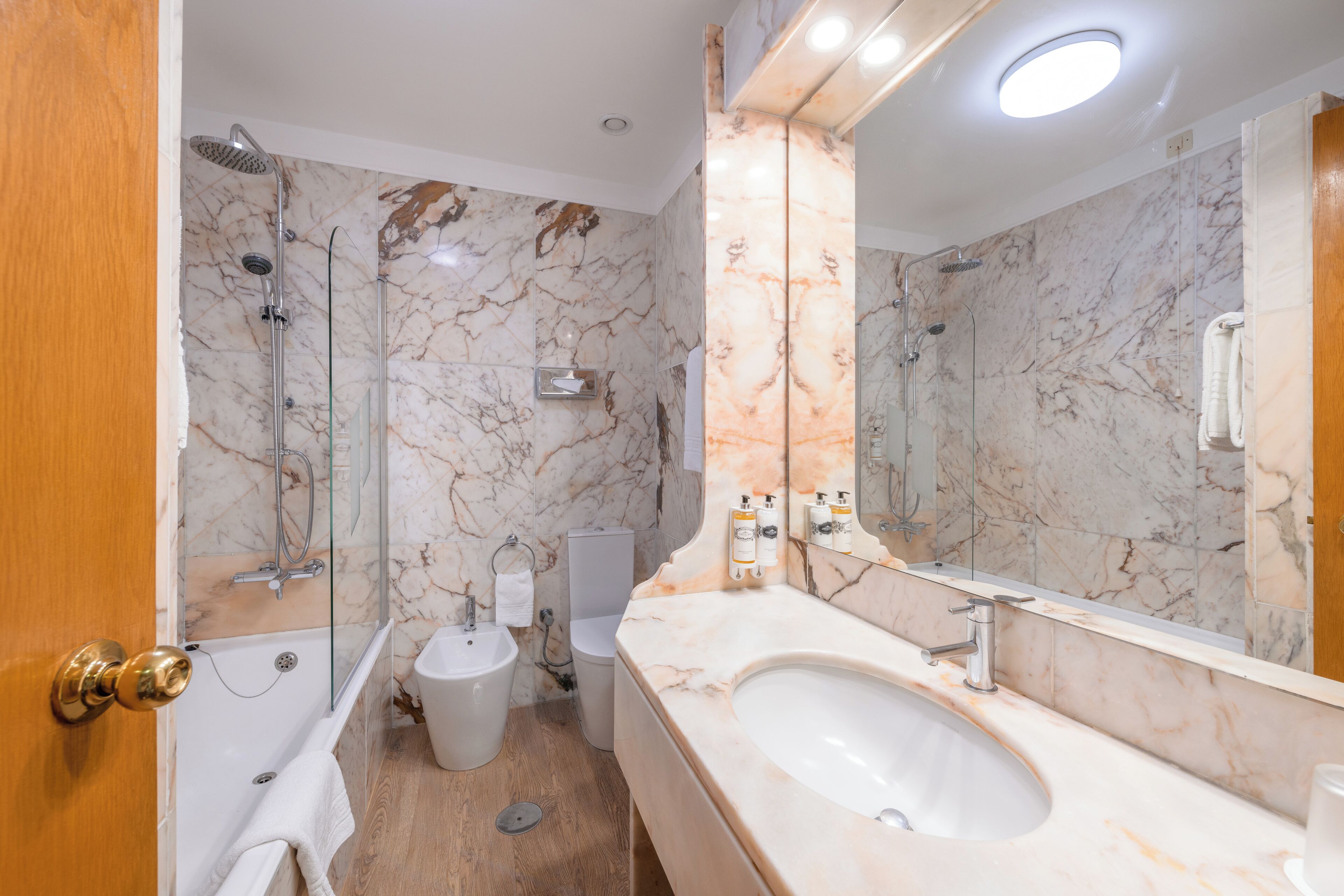 combined shower/bathtub, eco-friendly toiletries, hair dryer, bidet