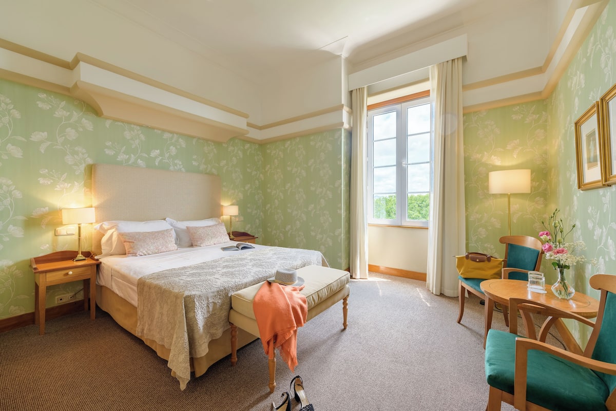 1 slaapkamer, een minibar, een kluis op de kamer, een bureau