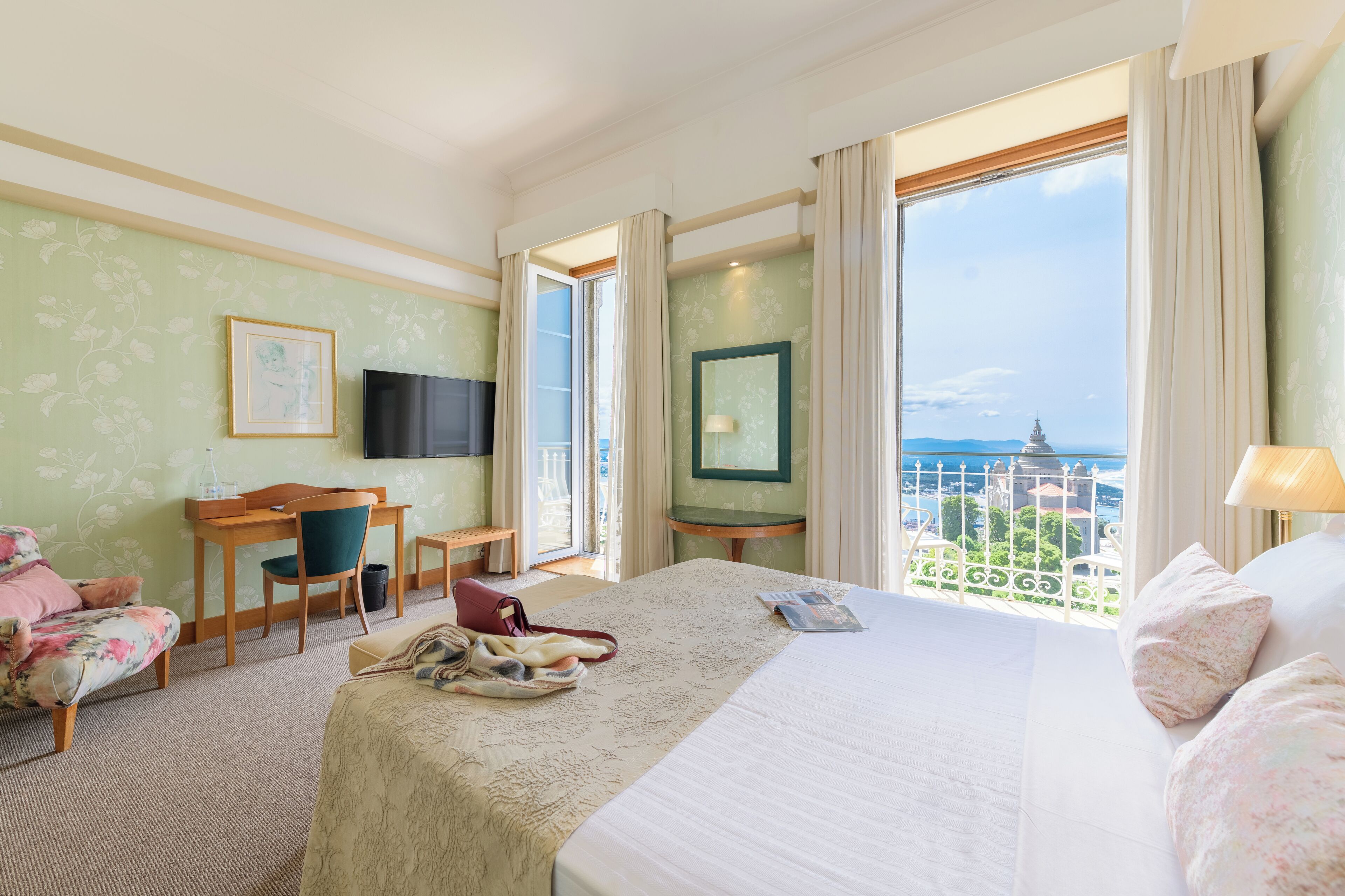 family room (superior) | 1 bedroom, minibar, in-room safe, desk