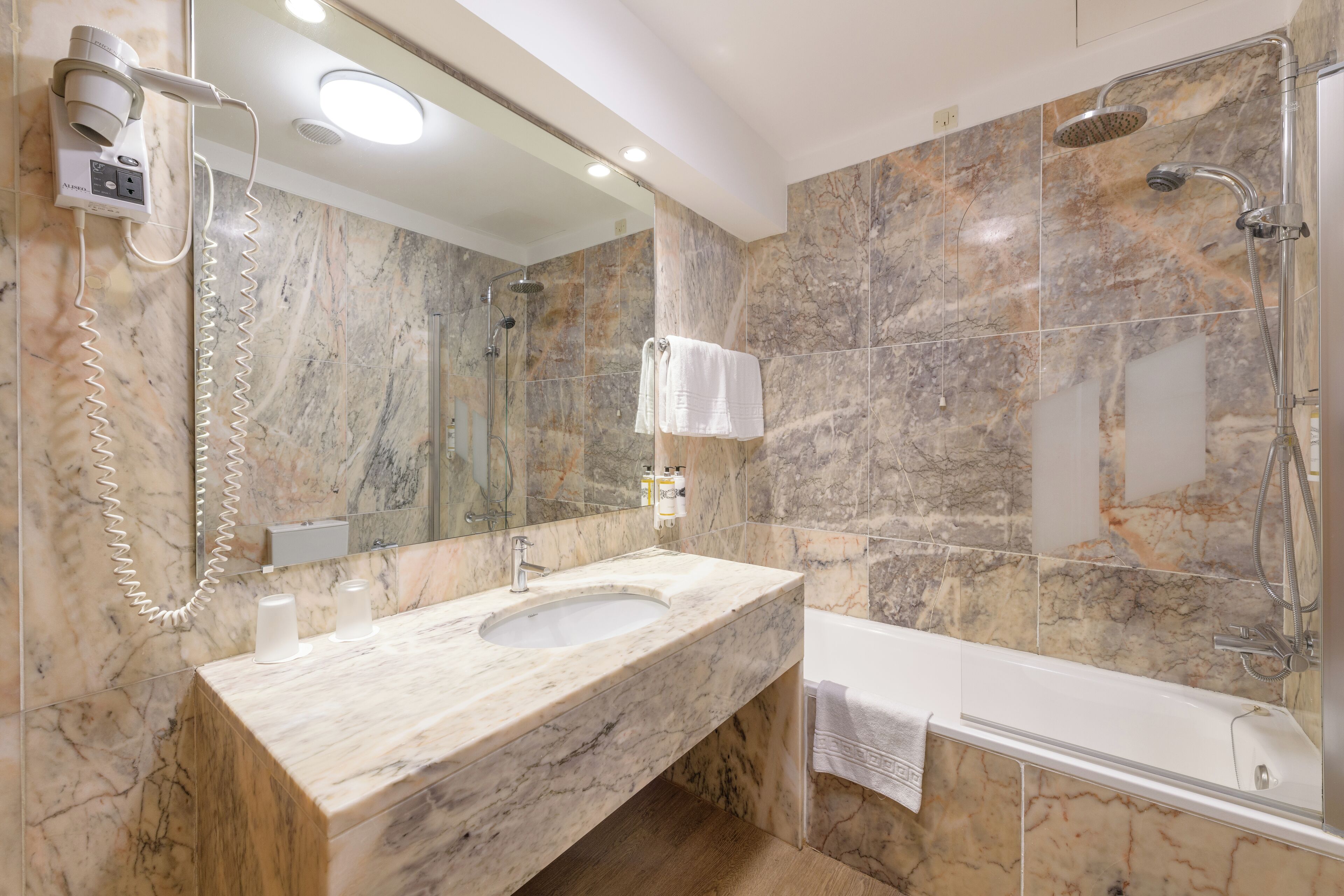 combined shower/bathtub, eco-friendly toiletries, hair dryer, bidet